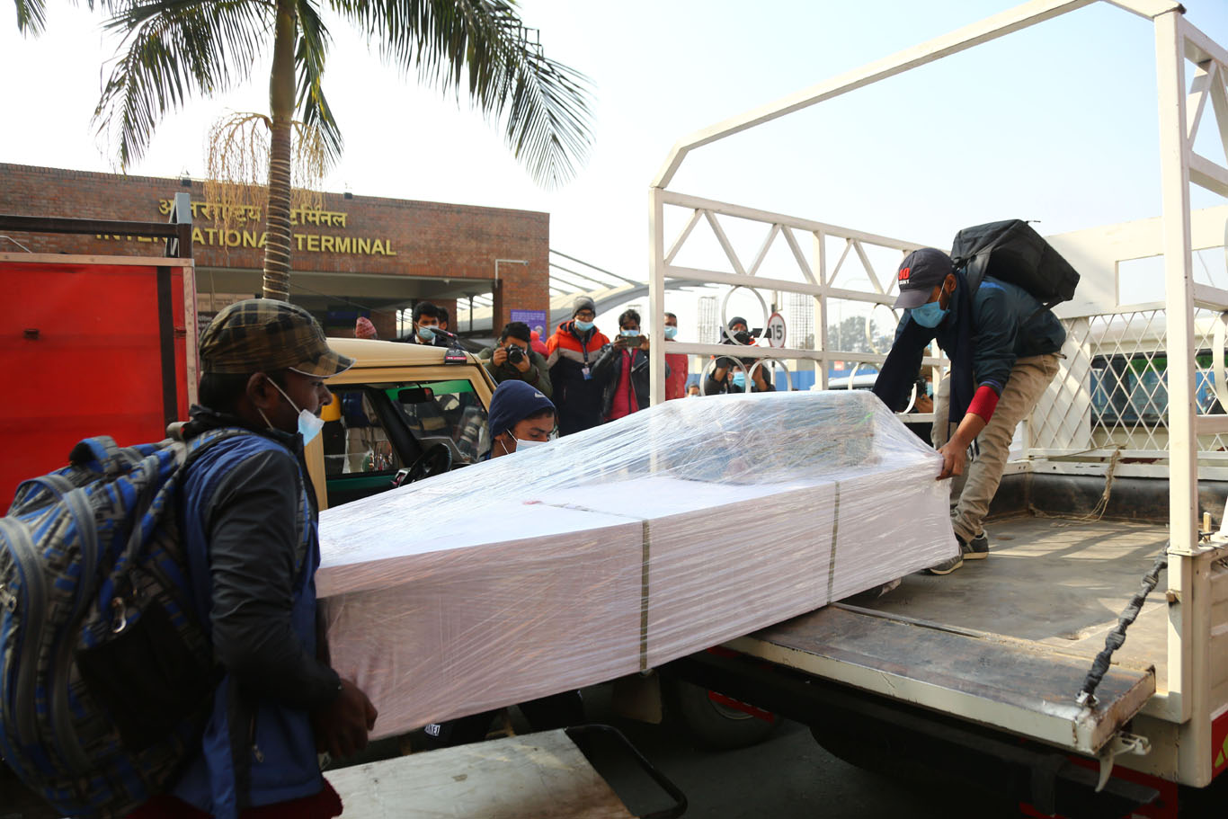 नेपाल एयरलाइन्सबाट मलेशियामा मृत्यु भएका १८  नेपालीको शव ल्याइयो