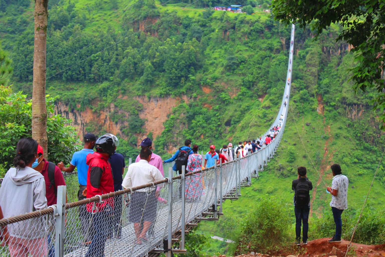 बागलुङ र पर्वत जिल्ला जोड्ने लामो पुलमा पर्यटकको चहलपहल