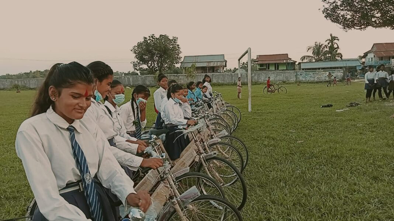 उदयपुरको बेलकामा ३० जना छात्रालाई साइकल उपहार