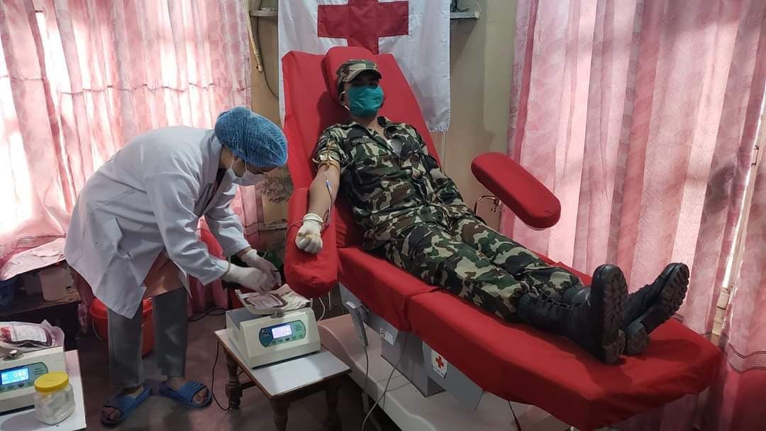 सेनामा कार्यरत उदयपुरका रामहरी अधिकारीले कोरोना संक्रमितको उपचारको लागि नेपालगञ्जमा गरे प्लाज्मा दान