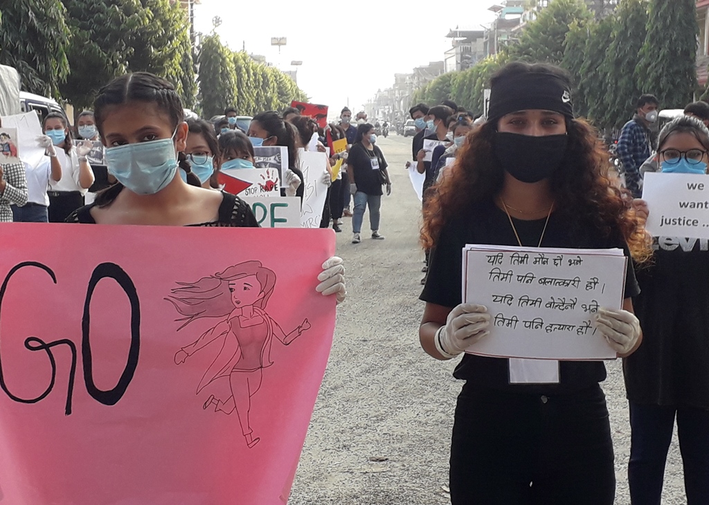 बलात्कारको विरोधमा उदयपुरमा युवाहरूको प्रदर्शन 