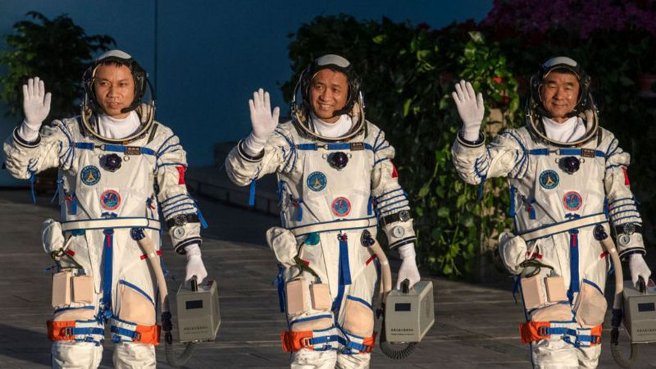 ९० दिन अन्तरिक्षमा बसेर फर्कियो चीनको तीनजनाकाे टोली